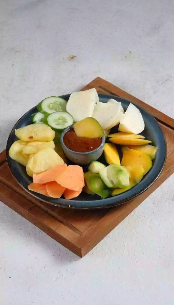 ChillarSavita's tweet photo. Do not eat raw🍎🍊🥒 and cooked🥣🌮 food together. This will keep your health good.
#healthyfood 
#healthychoice 
#MorningVibes💞 https://t.co/LnabXMKUYP