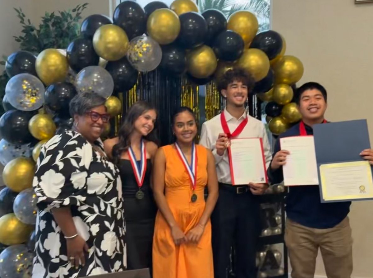 Last night, we had the pleasure of honoring the academic excellence of our Top 10% seniors and our Cambridge Diploma recipients at a beautiful dinner celebration! ✨
We are so proud of their hard work, perseverance, and commitment to excellence. Thank you to the families and