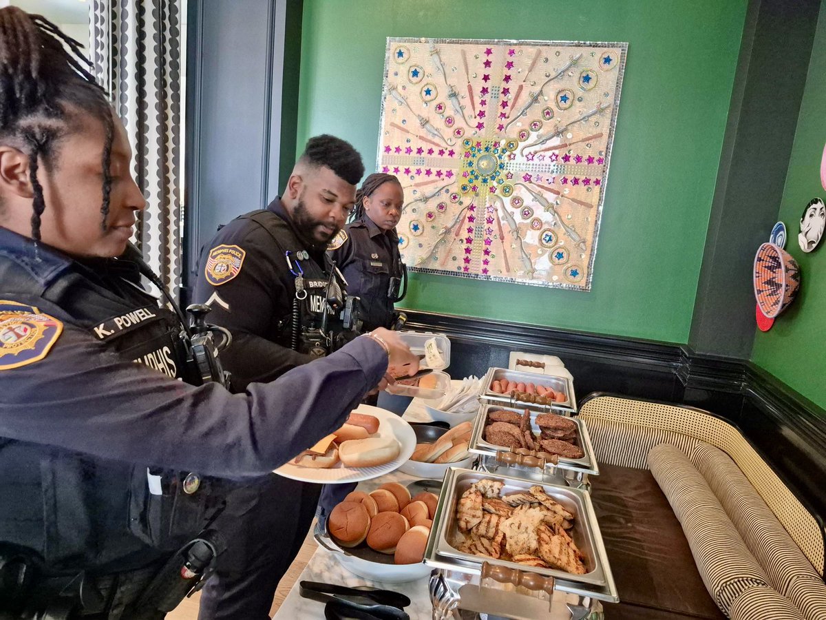 💙 National Police Week Recap 🚓

We’re so grateful to our local businesses and station ambassadors! Officers were showered with love through delicious meals and heartfelt gifts. We love what we do, and we thank you for standing with us. We truly feel appreciated!

#MPDCommunity