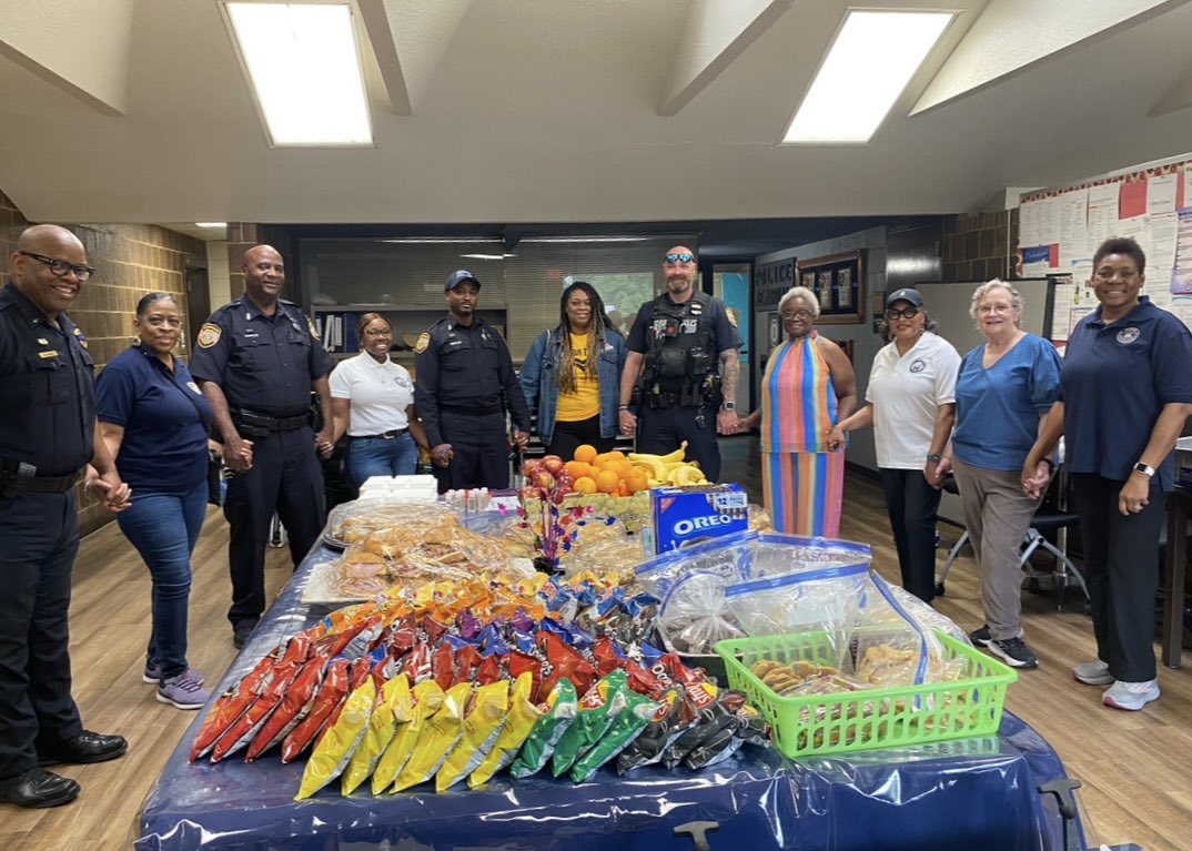 MEM_PoliceDept's tweet photo. 💙 National Police Week Recap 🚓

We’re so grateful to our local businesses and station ambassadors! Officers were showered with love through delicious meals and heartfelt gifts. We love what we do, and we thank you for standing with us. We truly feel appreciated!

#MPDCommunity #OfficerAppreciation #CommunityPolicing #MPDAmbasdadors