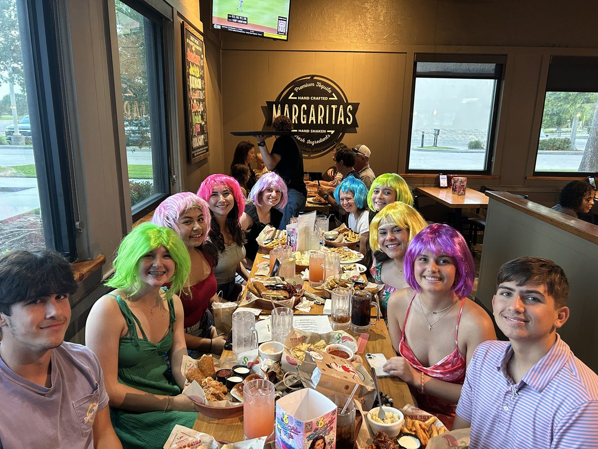 AnetteBowring's tweet photo. Happy Birthday to this fun crowd!!
#happybirthday #sweet16 #chilis #CGC 
#chilis❤️ https://t.co/OrKbfDVjt4