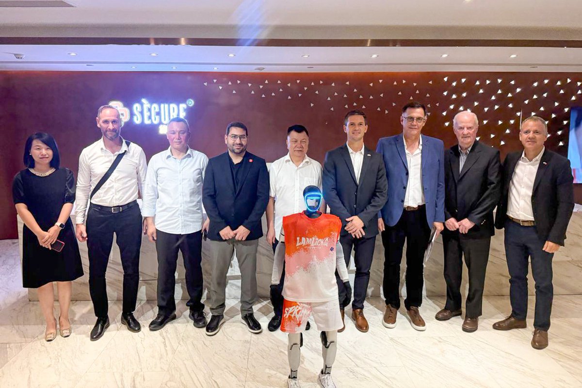 Hoy continuamos recorriendo empresas de jerarquía tecnológica en China, acompañando empresarios argentinos y exponiendo las ventajas de San Vicente para que se radiquen en nuestro distrito.
