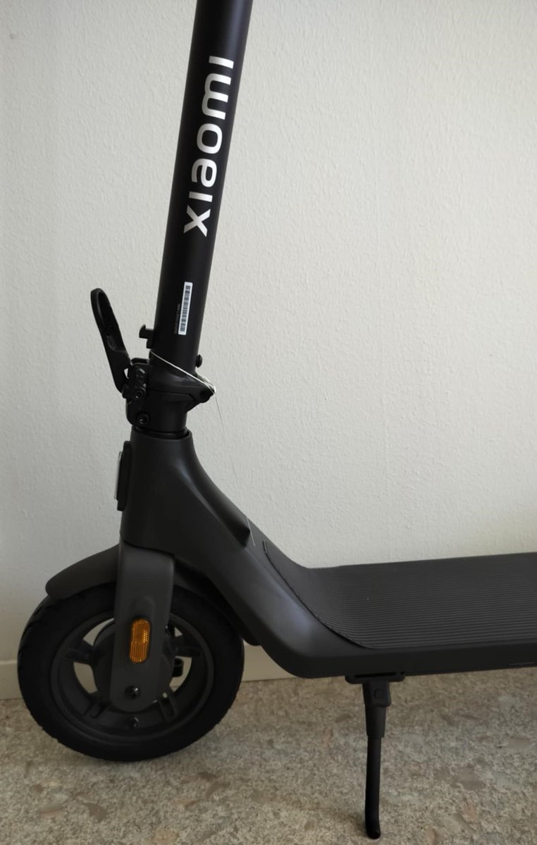 cykelpimon's tweet photo. Xiaomi Electric Scooter 4 Lite 2nd Gen and has a nominal power of 300W and a climbing angle of 15% and a maximum speed of 25 km/h and a travel distance of 25km and a maximum load of 100 kg and a battery capacity of 10400mAh 225Wh and a screen LED with Speed/Battery/Status/Mode. https://t.co/qJQEnkofar