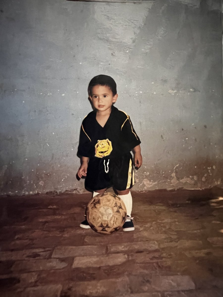 Fleitasfdo's tweet photo. Jueves de Tbt con la indumentaria del mejor arquero del mundo @JoseLChilavert_ https://t.co/xNyzJg8QKl