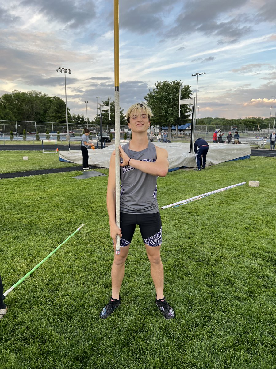 Big congratulations and a hip hip hooray for Cyrus Gurnon!  Sectional champion in pole vault!  What a year for Cyrus… More to come!