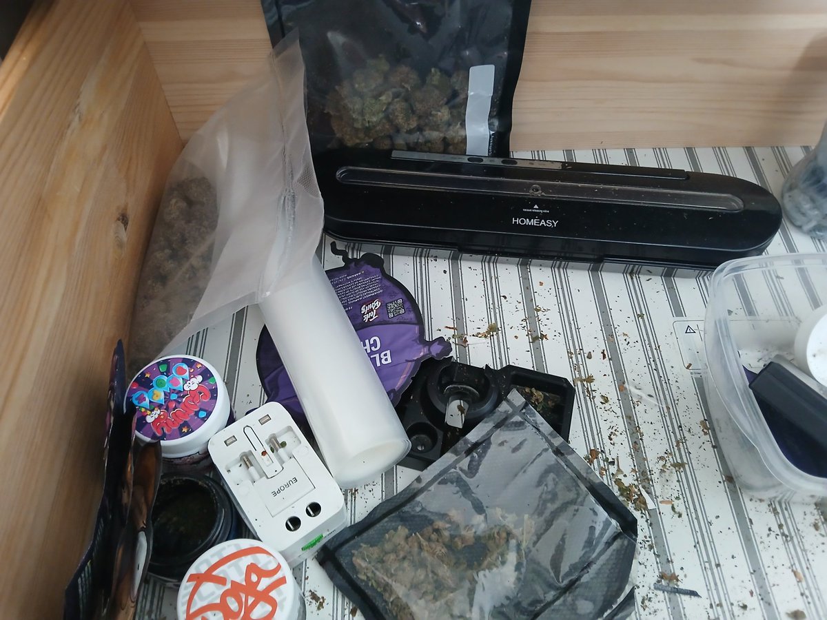Clerkenwell Police (@mpsclerkenwell) on Twitter photo Clerkenwell with other <a href="/MPSIslington/">Islington Police</a> SNT officers today executed a search warrant
Male was caught attemping to flush the evidence – before being stopped by our swift officers
Significant quantity of class A drugs, cannabis, cash and luxury goods seized
Four suspects arrested Clerkenwell with other <a href="/MPSIslington/">Islington Police</a> SNT officers today executed a search warrant
Male was caught attemping to flush the evidence – before being stopped by our swift officers
Significant quantity of class A drugs, cannabis, cash and luxury goods seized
Four suspects arrested