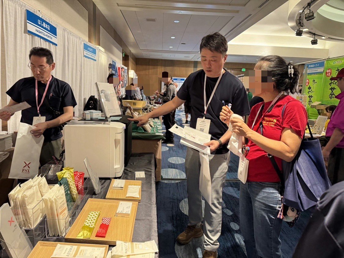 FSXのVBコスメおしぼり、いよいよハワイに上陸です🥳
ホノルルで行われたチェリーカンパニー社主催の「ジャパニーズフード＆レストラン エキスポ」に、FSX AMERICAも参加しました！早速ののご注文やご意見、ご感想を頂き、OSHIBORIを世界の公用語にする夢にまた一歩近づいています！