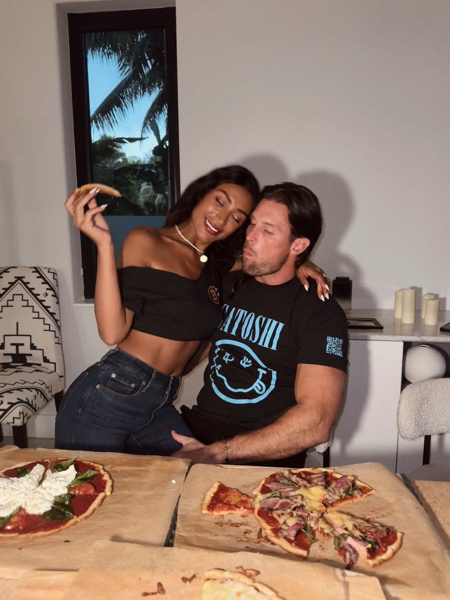 Breedlove22's tweet photo. Happy #Bitcoin pizza day 2025!! Thank you to my beautiful wife @larynbreedlove for another amazing gluten-free pizza 🤤 #bumbumcheck https://t.co/d2kpTLpbcZ