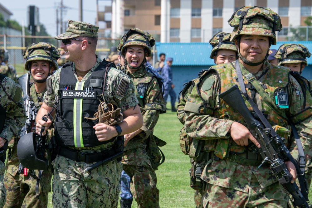 NAF厚木の海軍兵と自衛隊員は、一週間にわたり同基地内で行われた合同訓練「ガード・アンド・プロテクト」に参加しました。

(U.S. Navy photo by Seaman Brianna Bonilla)