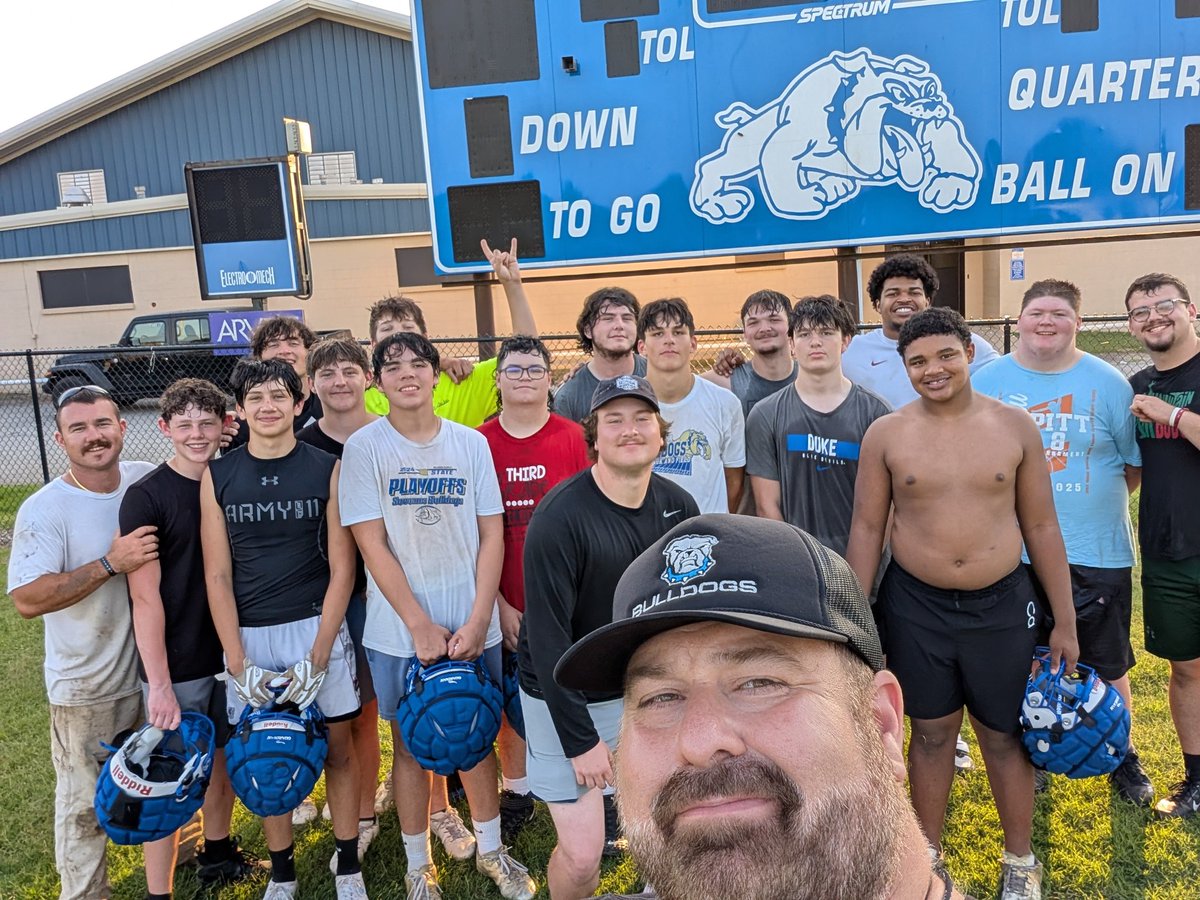 CoachStone92's tweet photo. Building something special @ Savanna HS with the help of some BIGTIME McAlester Buffaloes! Thanks to @Wrice_Malachi, @Lance12Stone,@zac_rogers24 for pouring into our Bulldogs &amp; showing us things you learned @ Washington State &amp; SWOSU! Where else can you get this? Only #SavannaFB! https://t.co/3gpkWGArx6