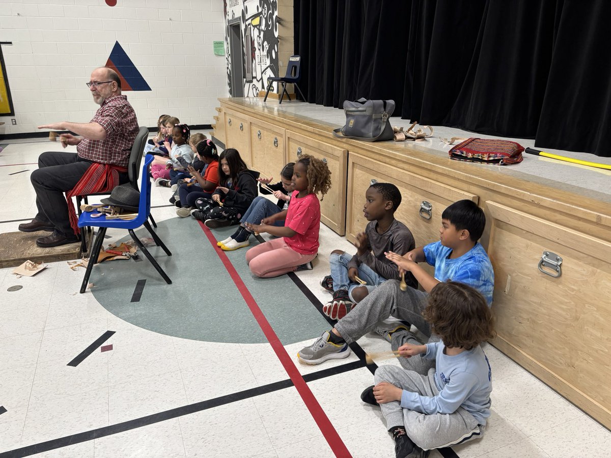 CorpusOCSB's tweet photo. Merveilleuse matinée passée avec le musicien canadien-français, Louis Mercier. Les élèves ont appris la tradition franco-canadienne des chansons, des danses et des instruments! Louis est tellement fun! Merci à @daphne_capaldi pour l’organisation. #ocsbFSL #ocsbArts #ocsb https://t.co/rsXmJzl5YP