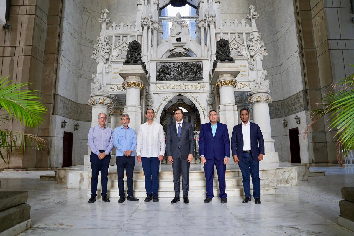 El ministro de Cultura, Roberto Ángel Salcedo, realizó hoy un recorrido por el emblemático Faro a Colón, un monumento de gran valor histórico y cultural para la República Dominicana.+