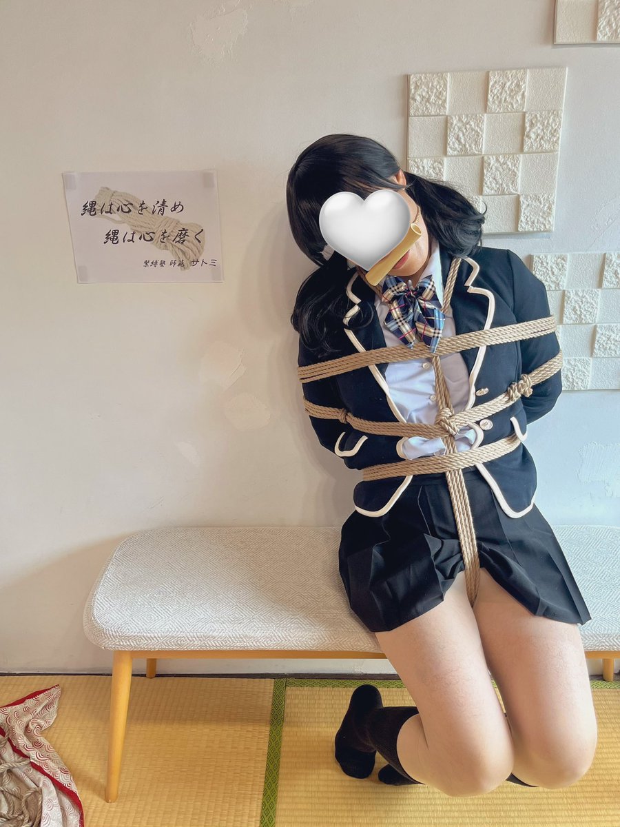 makeover_with's tweet photo. 常に成績トップのJK✍🏻

彼女には密かな緊縛願望があり、
時に���勉強に身が入らないこともありました。

たまたまSNSで目にした「緊縛塾」に
心惹かれ…

自ら持参した写真を見せ、
おそるおそるお願いをします。

「私をこの様に縛ってください」と…

縛師 サトミさん @3103_cu2 https://t.co/nggZHXtoce
