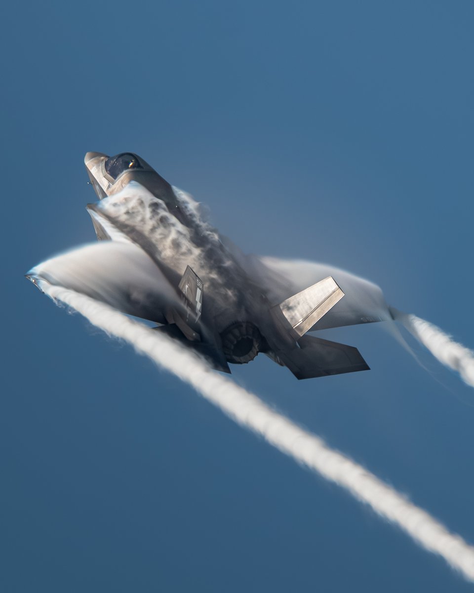 NB__shots's tweet photo. F-35B making some silky smooth vapor #f35 https://t.co/7WfBaizkNQ