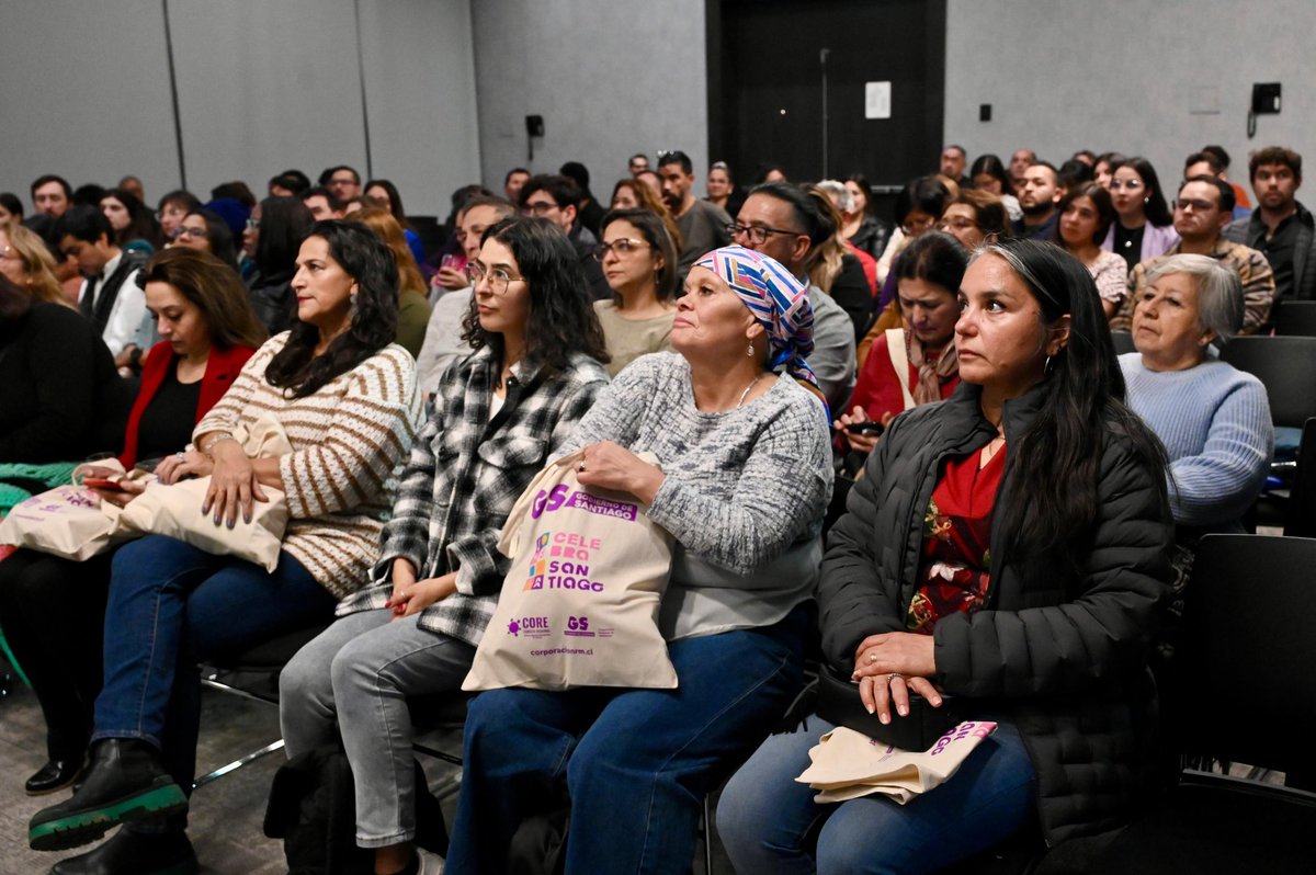 El teatro también transforma ciudades. Hoy, Santiago se reencanta con funciones gratuitas en hoteles históricos del centro: Hotel Mercury, Fundador, Alma Cruz y Gran Palace. Gratis, itinerante y abierto a todos. Porque el arte también recupera el espacio público. Cultura viva,