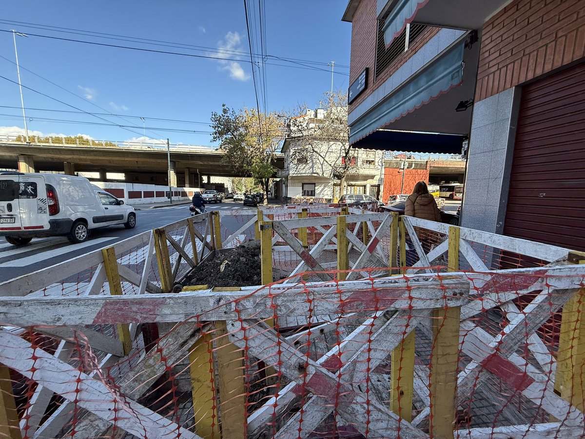 adrianlemusic's tweet photo. @gcba @jorgemacri @EzeDaglio @ibaistrocchi
@silvia_collin @bacomuna3 @VecinosCon5633
@SrXBoedo Loria ente Cochabamba y Constitución. Una obra inconclusa que no termina nunca, tacho de basura rotos.. ¿pueden hacer algo con este tema por favor? https://t.co/A7mfUV41l9