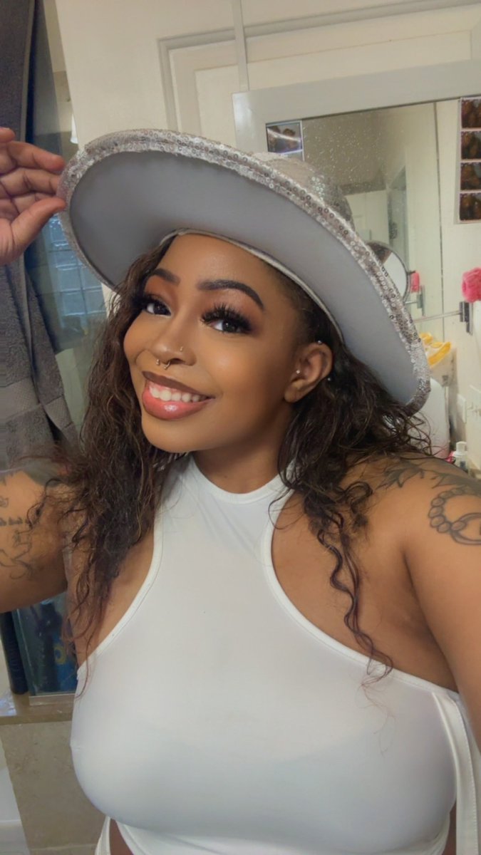 SimplyCourtt's tweet photo. At this point I’m just going to get a headshot taken cause ChatGPT really playing in my face today. https://t.co/bkMjTWFmUz