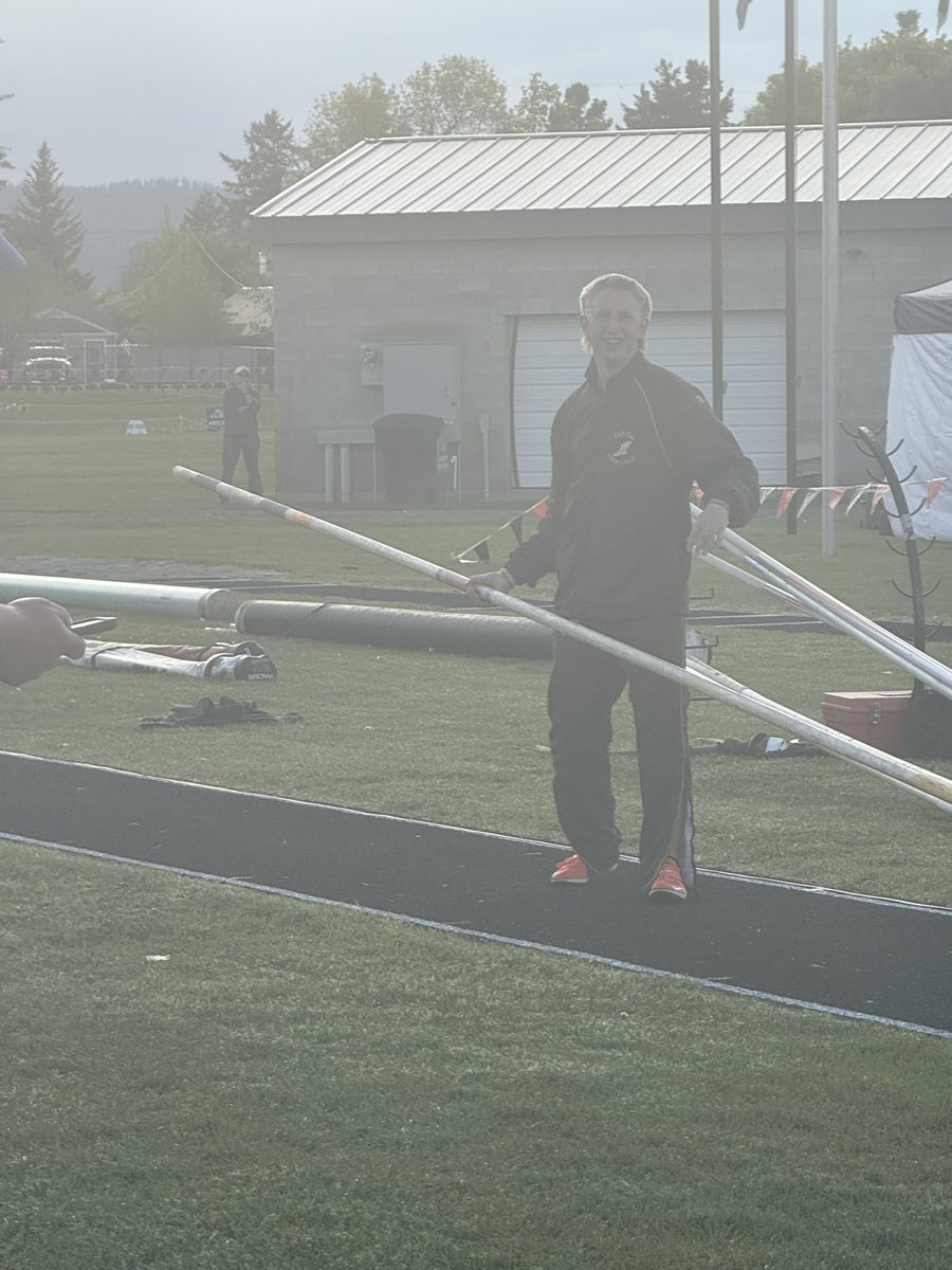 AA Pole Vault🥇 

Brayden Brisko (Capital) clears 15’6

Hes now trying 16.
