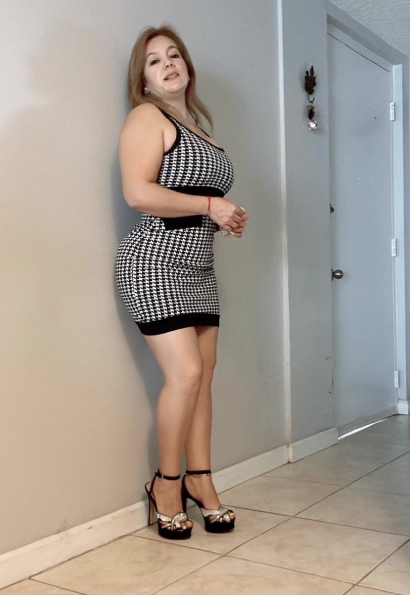 AlexPer46075351's tweet photo. Aun recuerdo bien ese día,hfue el más maravilloso de mi vida,ya llevábamos 1 semana de clases y ella siempre vestida muy sexy,se me insinuaba mucho yo no entendí hasta que ese día vestida así cansada de insinuaciones y yo no captar me dice:fernando no puede ser que seas tan bobo https://t.co/QyaqBIVI38