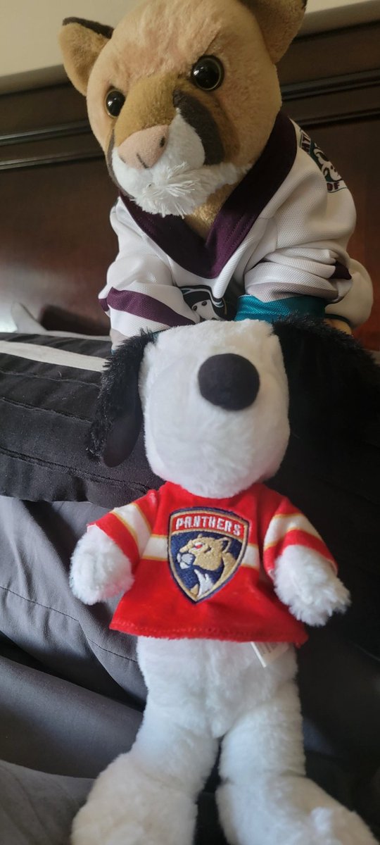 Rudedeck's tweet image. Decker from Eastvale (Calif) has Doug and @LindsayBHockey synced up to the @StreamOnMax feed courtesy of @SIRIUSXM channel 931!  It&apos;s lined up perfect so you don&apos;t even have to pause at the whistle.  #WorldFamousFormerTwitterSegment #TimeToHunt