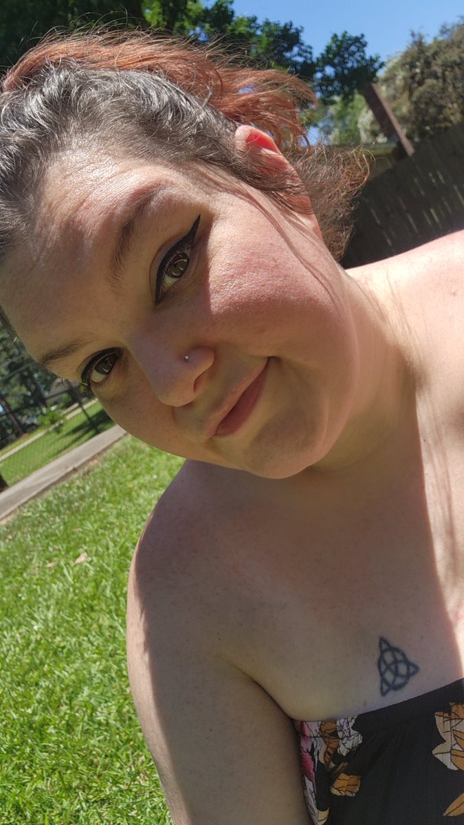 Spiicycupcake's tweet photo. Enjoyed the vitamin D today and touched some grass 💚 https://t.co/1ZicGlTpbE