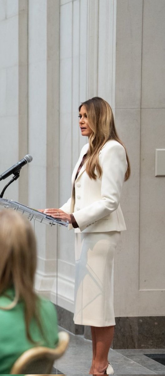 SUBRATA30016572's tweet image. The BEST First Lady of the United States of America 🇺🇸 🦅drop a❤ for Melania!!