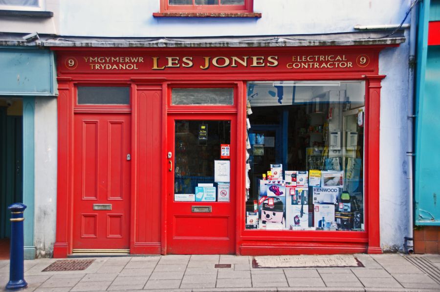 LachlanMain's tweet image. ABERYSTWYTH 2018.
Pier Street. Les Jones for all you electrical contracting needs.
#Aberystwyth #Wales #shopfront #electrical #tradesman #red #streetphotography