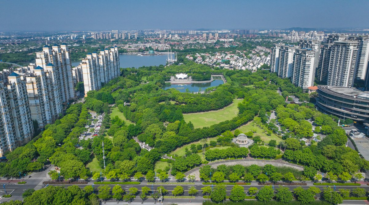 VisitSongjiang's tweet image. As #summer arrives, the #Songjiang Central Park dons a vibrant cloak of emerald hues, weaving a tapestry of breathtaking vistas and serene #landscapes. This #ecological masterpiece always invites both locals and travelers alike to soak in the beauty amidst #nature's embrace.
