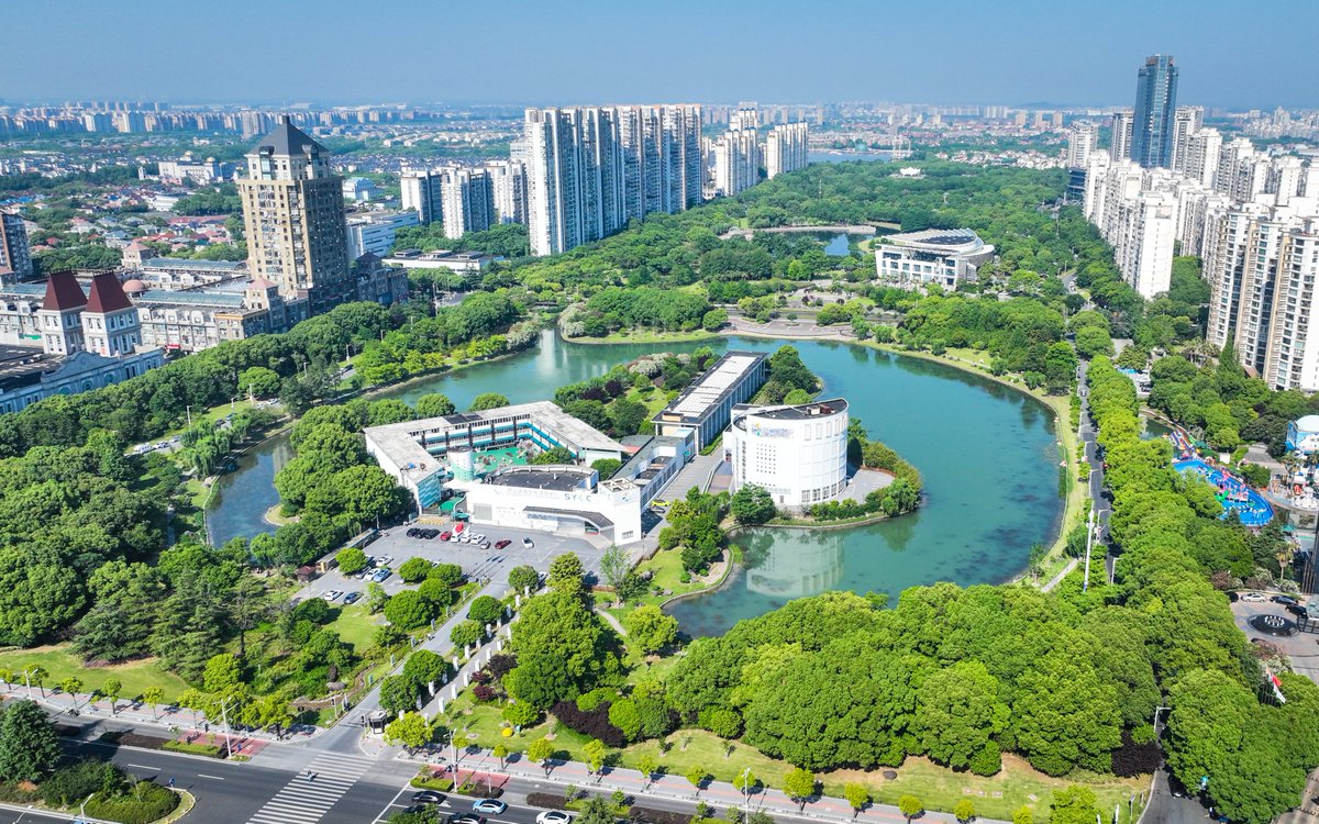 VisitSongjiang's tweet image. As #summer arrives, the #Songjiang Central Park dons a vibrant cloak of emerald hues, weaving a tapestry of breathtaking vistas and serene #landscapes. This #ecological masterpiece always invites both locals and travelers alike to soak in the beauty amidst #nature's embrace.