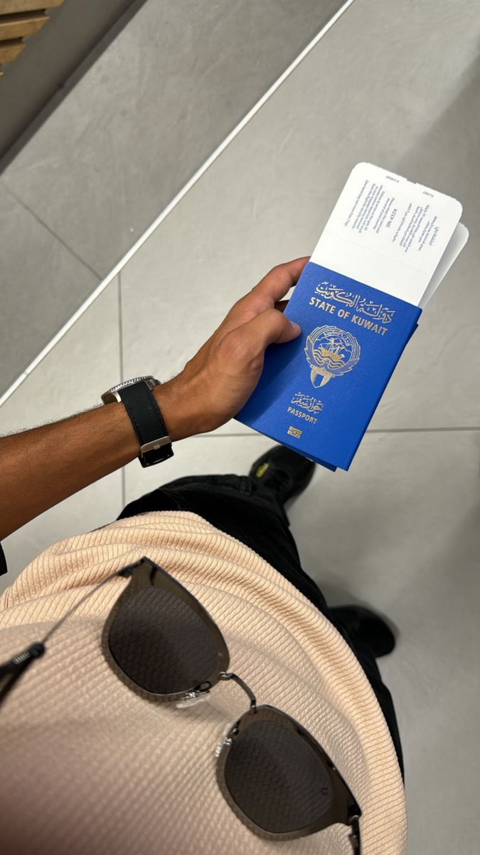 في البعد و القرب و لا فالمجي و القعاد       
من حبك و ذكرياتي معك مالي مفر                    

لو اقضـيّ العمر كله من بلاد لبلاد ؟                 
غـلاك اشيله معي كنه جواز السفر 

- أستودعكم الله يا رفاق 🇬🇧 '