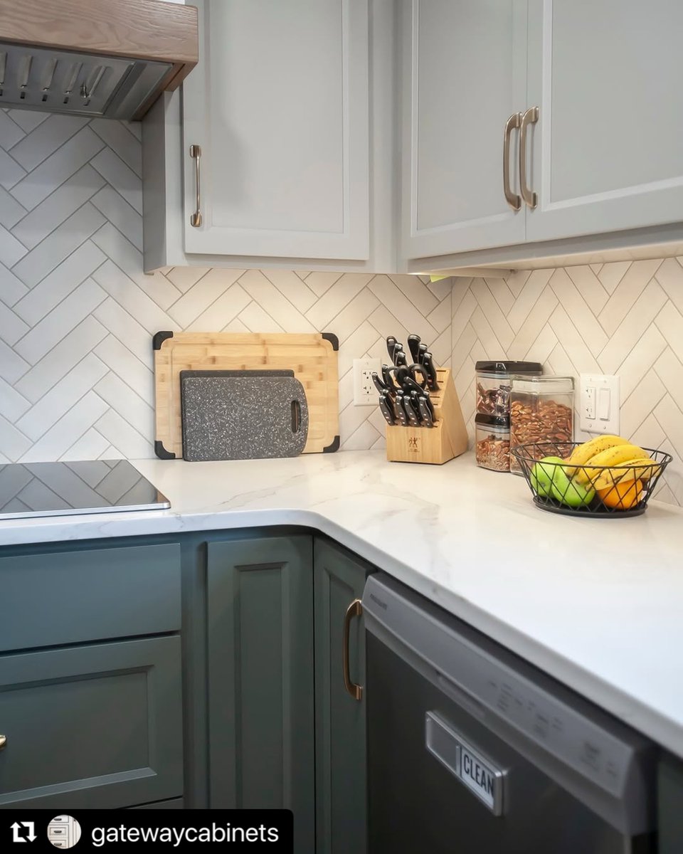 Subtle sophistication meets modern design ✨ The Cera series, inspired by the Italian word for wax, brings a velvety satin finish in elegant tones to this kitchen backsplash in the colour Bianco Latte. Design: <a href="/gatewaycabinets/">Gateway</a> #KitchenInspo #ModernElegance #TileDesign