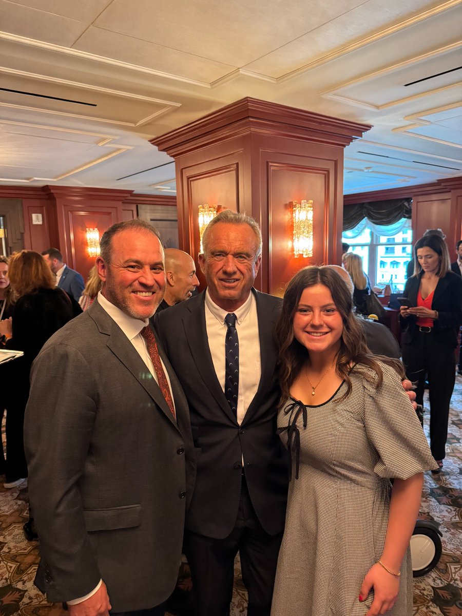mschultz_12's tweet image. Utah knows that strong, healthy families are the foundation of thriving communities. As a dad and grandpa, I know firsthand how important it is to put our children first—and that starts with bold, proactive policies. Utah is already leading the way!
Today in D.C., I was proud…