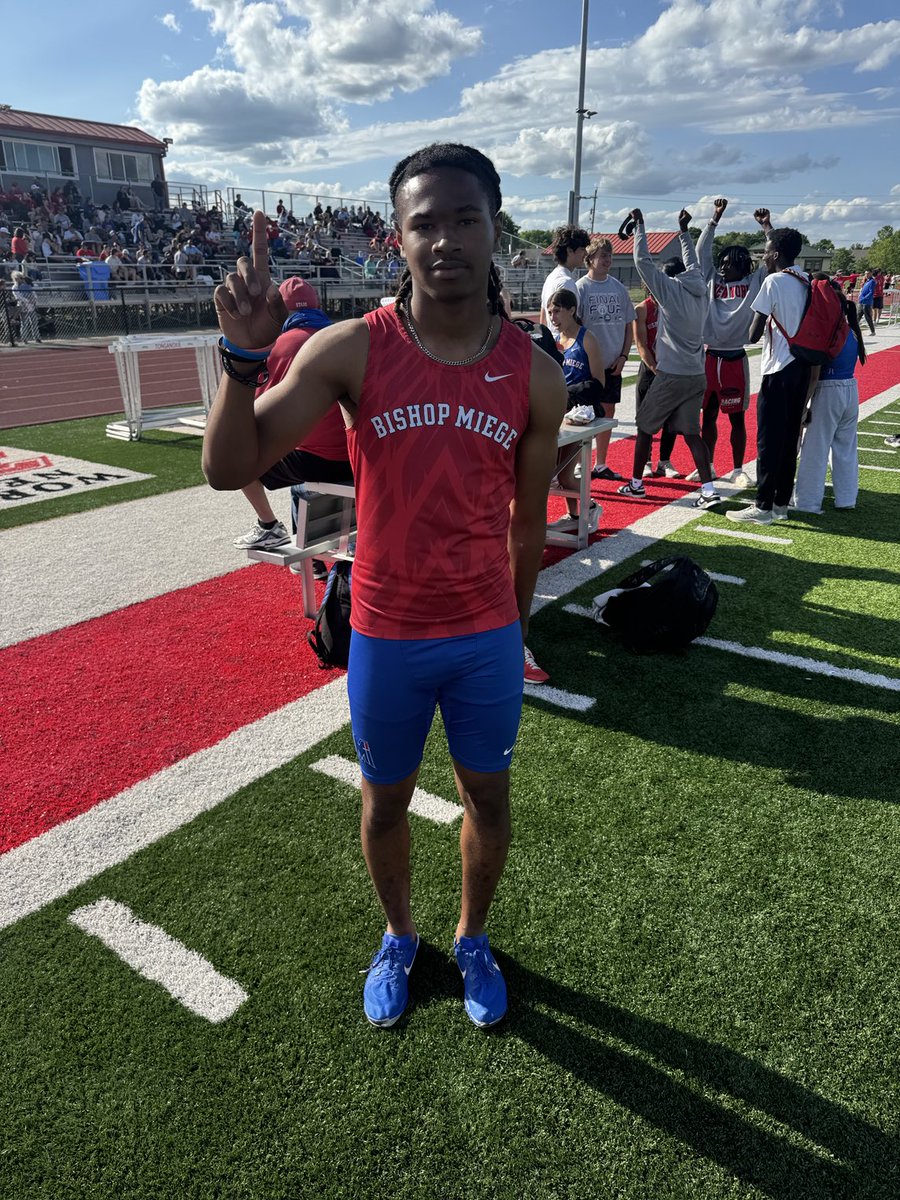 MiegeTrack's tweet image. Have a day Brayden Lane! He took first place in both hurdle events. He ran 15.5 in the 110s and 41.1 in the 300s to become the regional champ in both. Also ran 50.3 split in the 4x400. See you in Wichita B Lane!