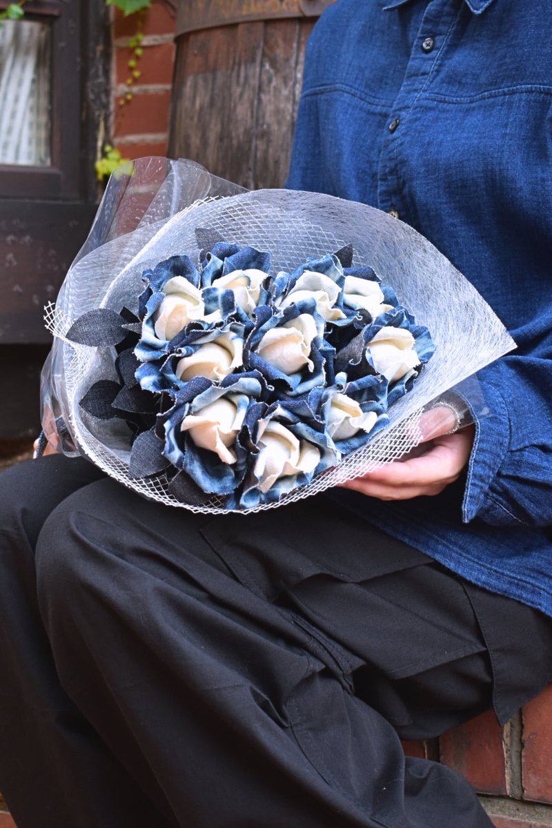 aokihifukustore's tweet photo. 💠DENIM ROSE BOUQUET -IBARA / 藍バラ- ブーケ💠
-夢を叶える 藍のカタチ-
『特別な日に、特別な花束を』
大切な人への愛や感謝の気持ちをカタチにした
藍色のデニムローズで制作したブーケ。
あなたの想いを最高の形でお届けいたします。
https://t.co/4YR4jMly8o https://t.co/qrB0gJIW1T