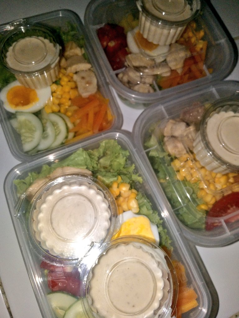 saladsayur_id's tweet photo. @unicelounge Ready salad sayurrrr✨ only 17k dan bisa dianter sampe kost!🤍 https://t.co/YNxFpoivDI