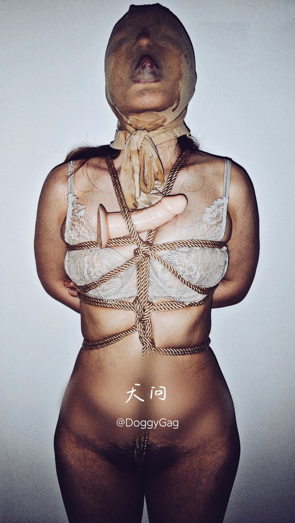 大律师被绑起来丝袜套头顶舌头的样子有多淫荡？胸前的这根阳具接下来要怎么使用呢？
#紧缚 #丝袜套头 #恋足癖 #痴女 #律师 #绳缚 #SM #阳具 #肉色丝袜 #露阴 #羞耻 #放置 #连裤袜 #原味 #反差