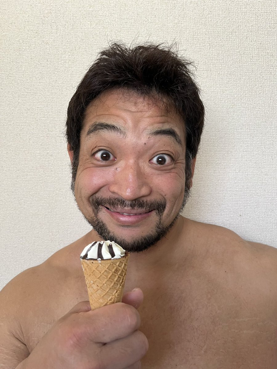 今日は上野で会いましょう✨
試合前の元気チャージアイス🍨
今日は「キスの日」らしいですね。
お嬢に「キスの日なんだって！ほらほら♪」と迫ってみましたが、ガン無視されました🥲