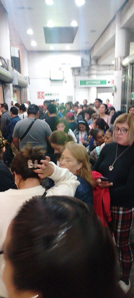 ckarinavd's tweet photo. @MetrobusCDMX No se ha reestablecido el servicio por qué mienten. Más de 25 minutos sin servicio a Tenayuca. https://t.co/u9hbgTFPh2