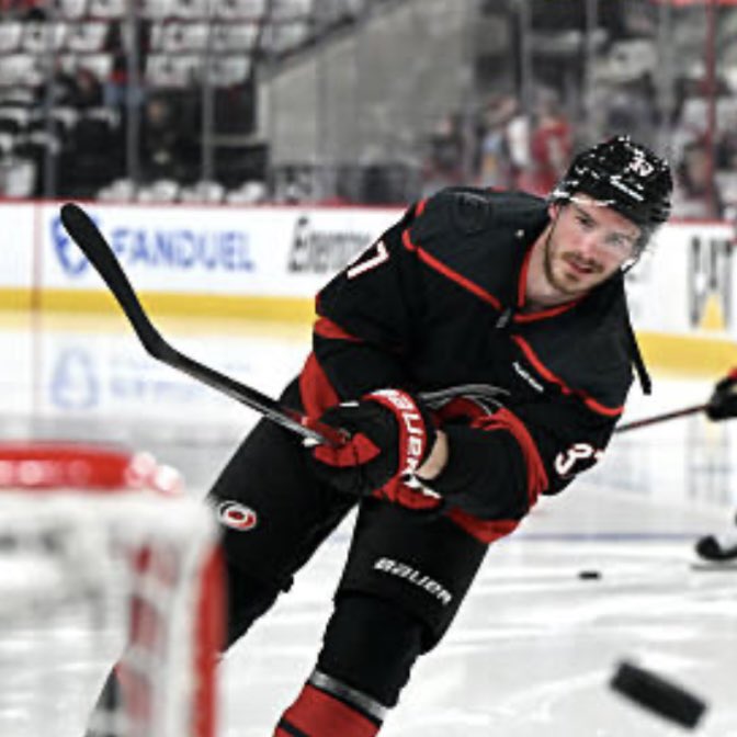 We don’t believe there’s a player in the league who switches between white and black tape on the blade, as much as Andrei Svechnikov does.

First photo is from the Washington series, second one is now.

#RaiseUp | #StanleyCup