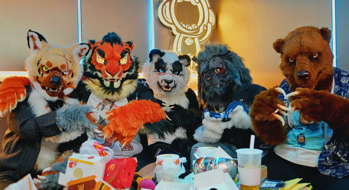 毛五！
一起比心～
🐕：岁秩
🐯：我
🐼：冈冈
🦁️：冰凌
🐻：貘铖
📹：梅川
#FursuitFriday #fursuit #fursuiter #furries #FursuitEveryday