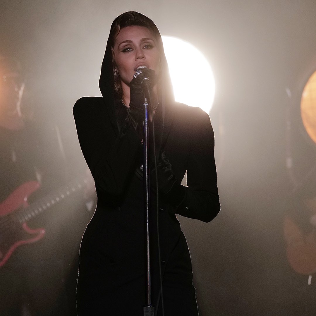 Miley Cyrus tweet media