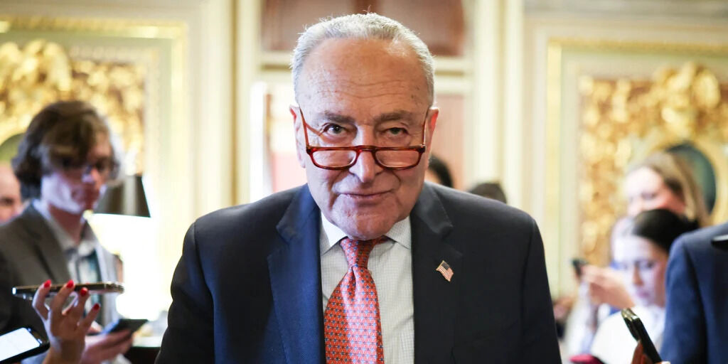 π¨ BREAKING: Schumer, Warren e Merkley propongono emendamento al GENIUS Act per bloccare i presidenti dal trarre profitto dalle stablecoin, mirando ai legami di Trump con World Liberty Financial.