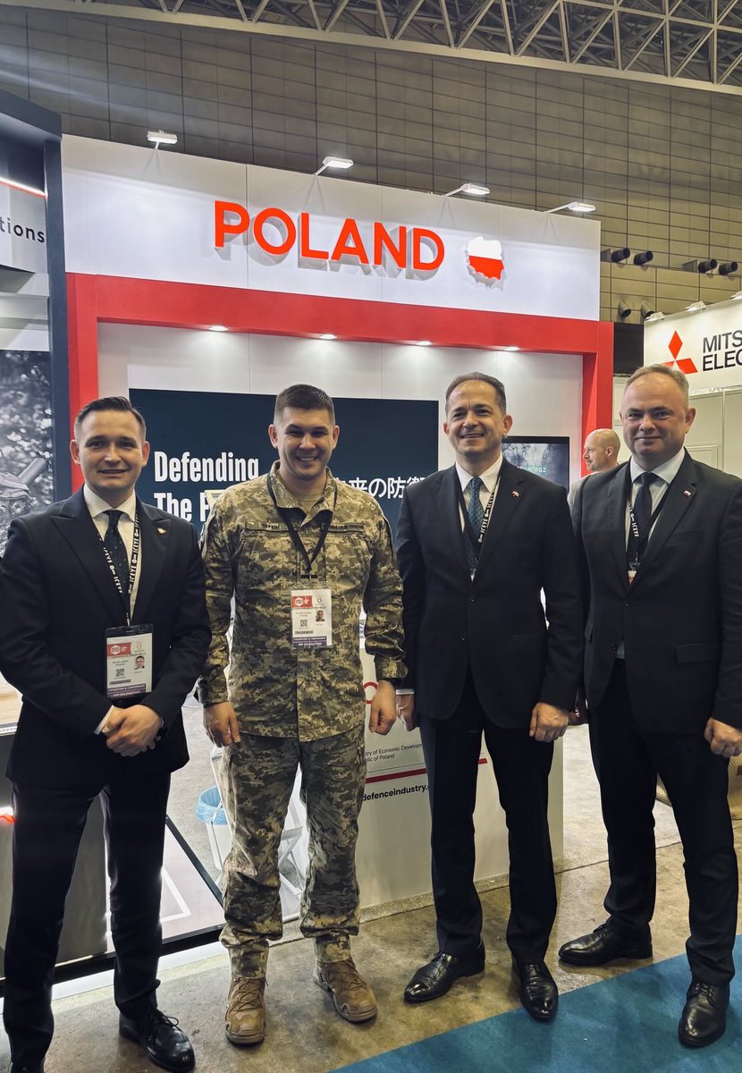 駐日ポーランド共和国大使館 (@plintokyo) on Twitter photo Podczas targów obronnych #DSEIJapan2025 Wiceminister <a href="/JarosMichal/">Michał Jaros</a>, Prezes <a href="/PAIH_pl/">PAIH</a> A. Dycha oraz Dyrektor DPZ <a href="/MON_GOV_PL/">Ministerstwo Obrony Narodowej 🇵🇱</a> S. Cichocki spotkali się z Wiceministrem Obrony 🇺🇦 W. Czurkinem - 🇵🇱 sprzęt wojskowy jest wysoce ceniony przez ukraińskich żołnierzy.
<a href="/MRiTGOVPL/">Ministerstwo Rozwoju i Technologii</a> Podczas targów obronnych #DSEIJapan2025 Wiceminister <a href="/JarosMichal/">Michał Jaros</a>, Prezes <a href="/PAIH_pl/">PAIH</a> A. Dycha oraz Dyrektor DPZ <a href="/MON_GOV_PL/">Ministerstwo Obrony Narodowej 🇵🇱</a> S. Cichocki spotkali się z Wiceministrem Obrony 🇺🇦 W. Czurkinem - 🇵🇱 sprzęt wojskowy jest wysoce ceniony przez ukraińskich żołnierzy.
<a href="/MRiTGOVPL/">Ministerstwo Rozwoju i Technologii</a>
