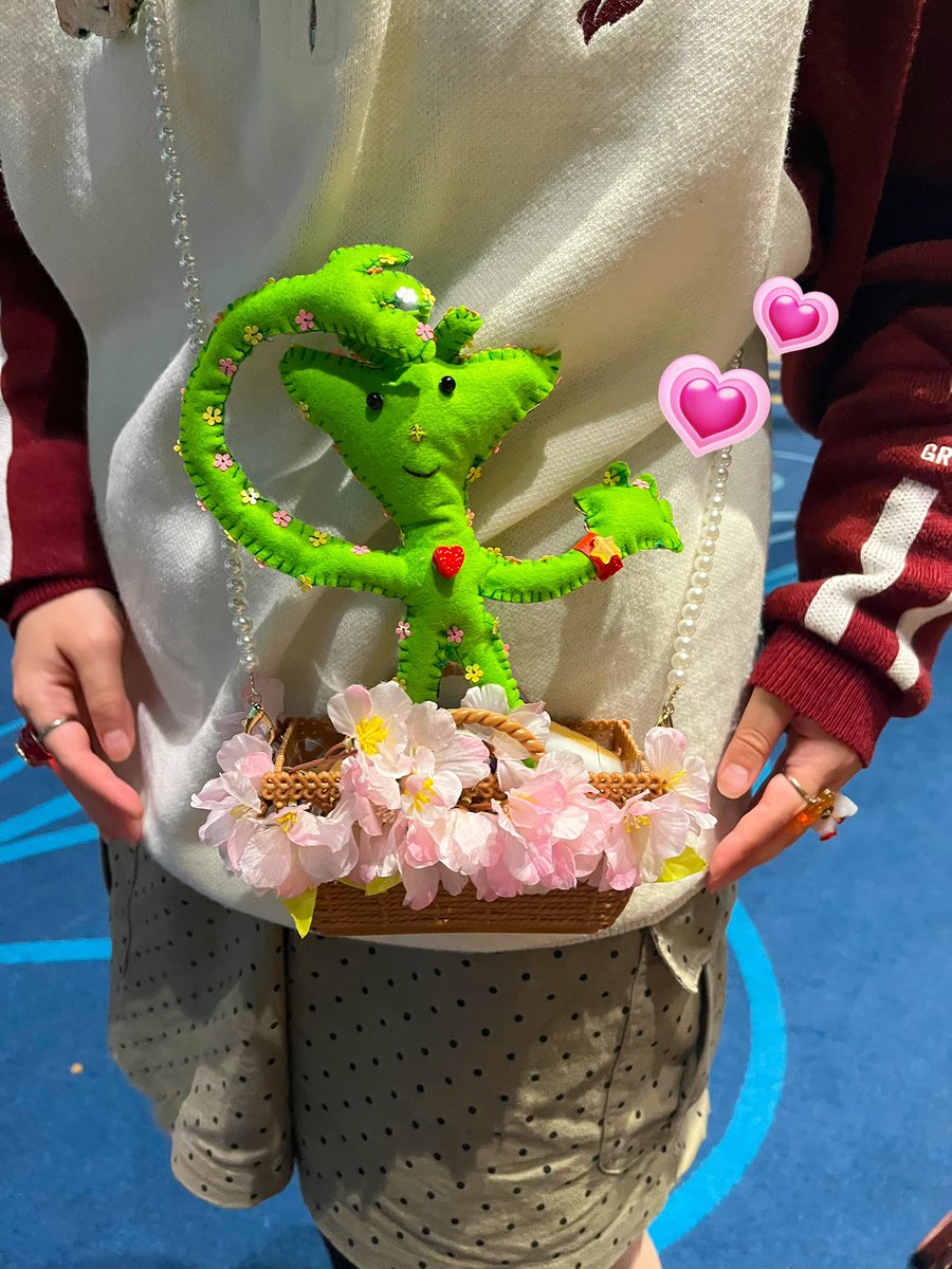 myfriend_dobby's tweet photo. みゅーちゃんからいただいたみゅーちゃんお手製のぬい用、桜いっぱいのカゴ!!🌸🧺ぬいに持たせられるように短いショルダーにも付け替えられるし、こうして人間も楽しめる💕みゅーちゃん素敵な手作りプレゼントをありがとう🌸🫶🏼 https://t.co/mBVt34J9xy