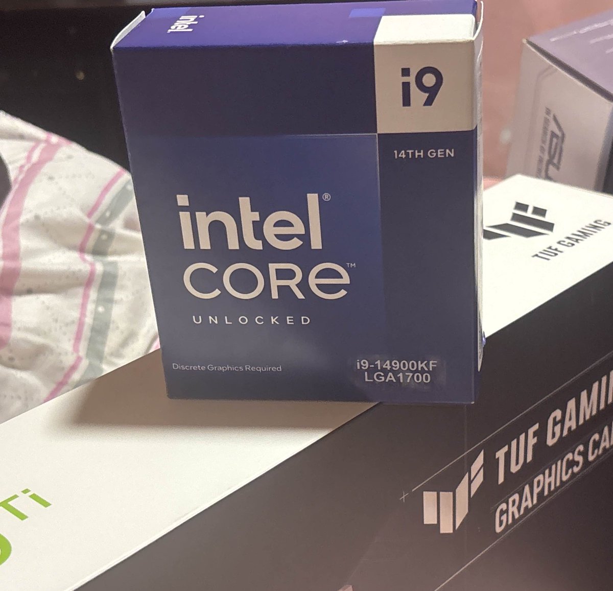 Sugarser0's tweet photo. Muchas gracias por los bits, subs y yapes  por fin me llegó mi pc  valió la pena matarse de hambre 🤣 https://t.co/fk2DN6zkWw