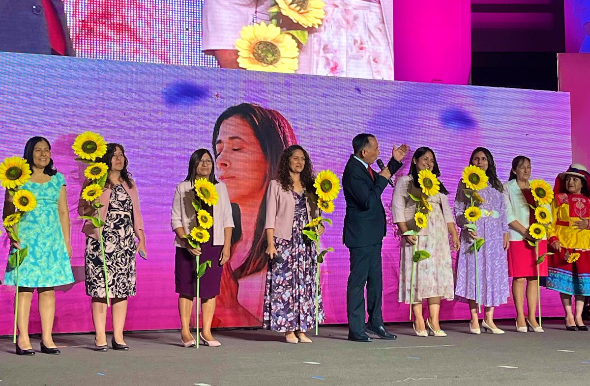 AdventistasAPCE's tweet photo. 🌸 Las damas de la Asociación Peruana Central Este 🇵🇪 se hacen presentes con gozo en el Encuentro de Damas de @AdventistasUPN. 🙏 “Creciendo en Plenitud” 🩷🫂
✨Unidas en fe, servicio, misión y propósito para la gloria de Dios.👑
🙌🏻¡Juntas somos más fuertes! 💪✨
#RID #MMujer https://t.co/oGUr5YYCrA