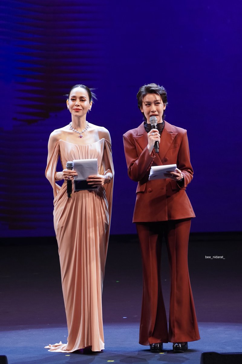 Bee_Nidarat's tweet photo. คุณทิคัม พิธีกรคนเก่ง และ พี่นัทมีเรีย @CheerNy14 
#cheerny14 #เชียร์ฑิฆัมพร #นัทมีเรีย https://t.co/NfoDShX1Ny
