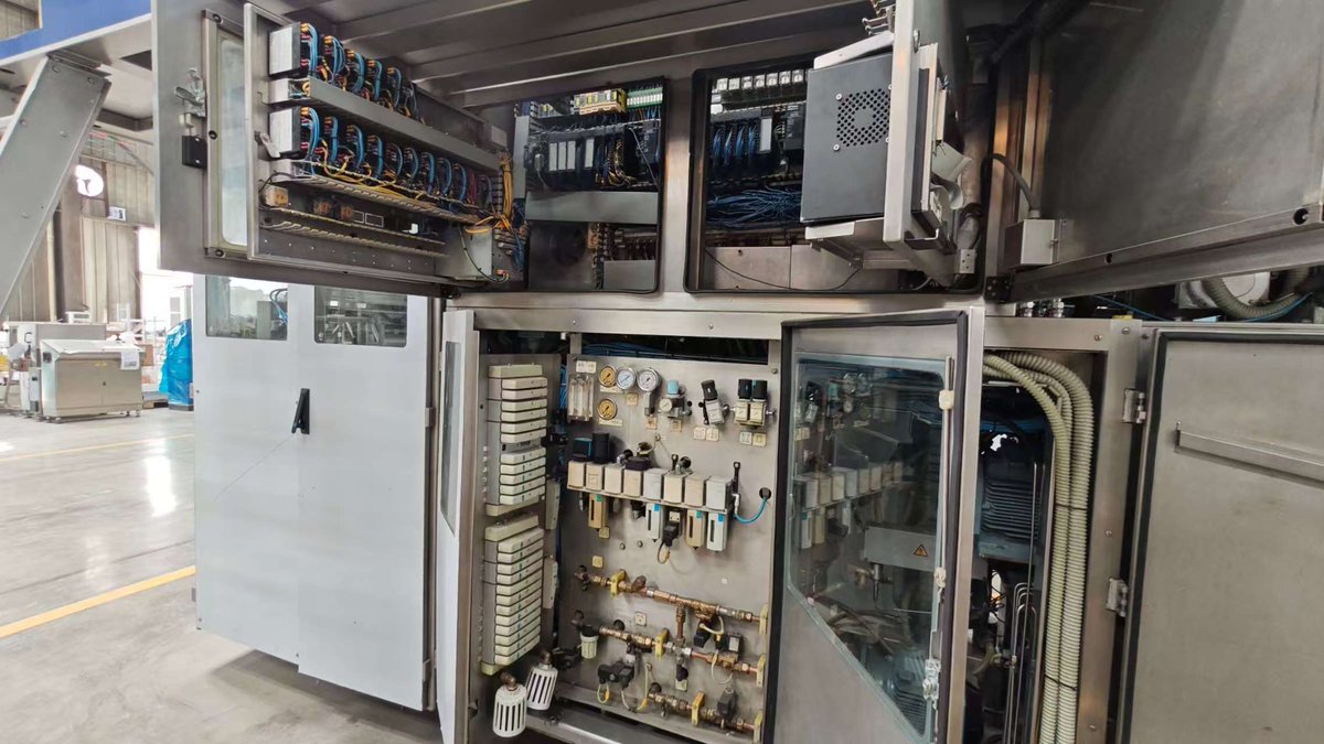 XZJMachinery's tweet photo. Professional, guess what these machines are.
A marvel of complexity, built from countless precision parts—truly, one of the world's most exquisite sights.
#TetraPak #engineeringmarvel #foodindustry #krones #sidel #TBA19 #secondhandmachine #fillingmachine #machinery #spareparts https://t.co/SbVckyATea