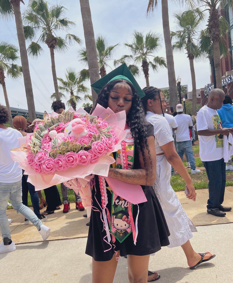 onnanani's tweet image. I graduated today 🥹 #bittersweet #co25