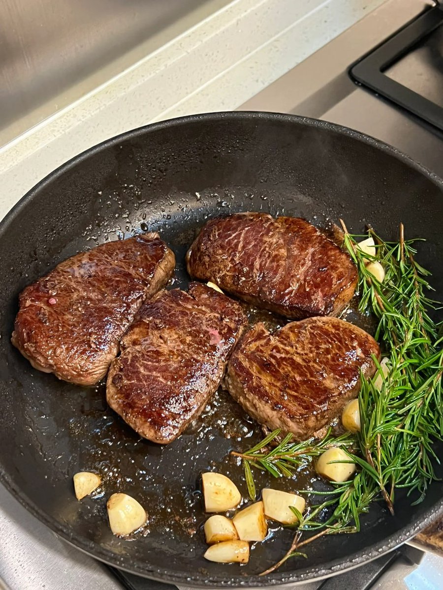 hook_row's tweet photo. 👩‍🍳🥩🍳 https://t.co/wD1uNg7lAA